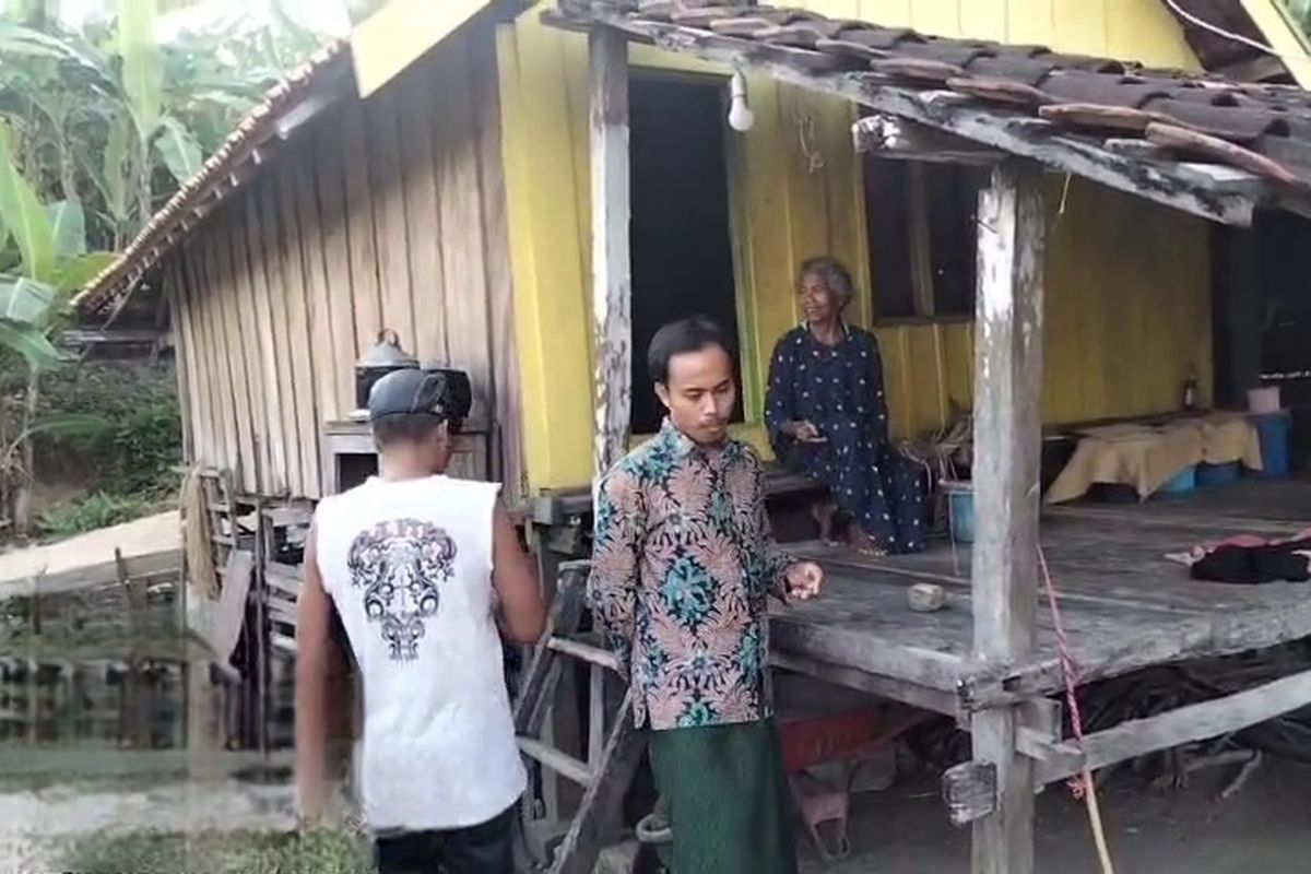 Nenek Nakiya saat bercerita tentanf bantuan BSPS yang dia terima. 