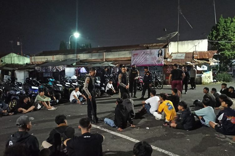 Puluhan remaja yang nongkrong di Terminal Angkutan Umum Tamansari dibubarkan anggota Polres Salatiga.