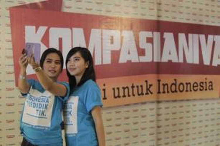 Peserta menyempatkan diri berfoto di acara Kompasianival 2014 di Gedung Sasono, Taman Mini Indonesia Indah, Jakarta, Sabtu (22/11/2014). Acara yang berlangsung hingga pukul 22.00 ini menghadirkan puluhan komunitas, grup band hingga sejumlah pembicara antara lain Gubernur DKI Jakarta Basuki Tjahaja Purnama dan Walikota Bandung Ridwan Kamil, serta Gubernur Jawa Tengah Ganjar Pranowo. 