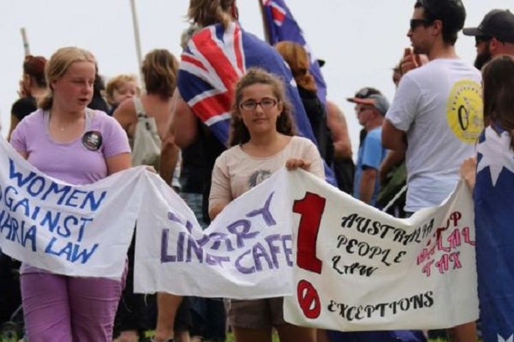 Anak-anak ikut dalam demo menentang hukum syariah yang digelar di Perth, April 2015. 
