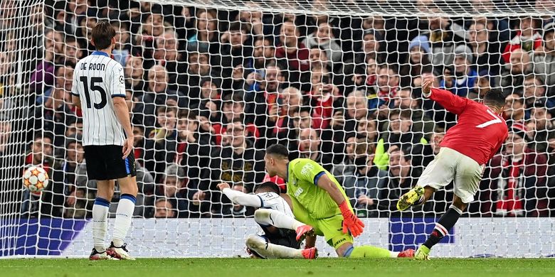 Penyerang Manchester United Cristiano Ronaldo (kanan) mencetak gol ketiga timnya pada laga Grup F Liga Champions antara Man United vs Atalanta di Stadion Old Trafford di Manchester pada 20 Oktober 2021.