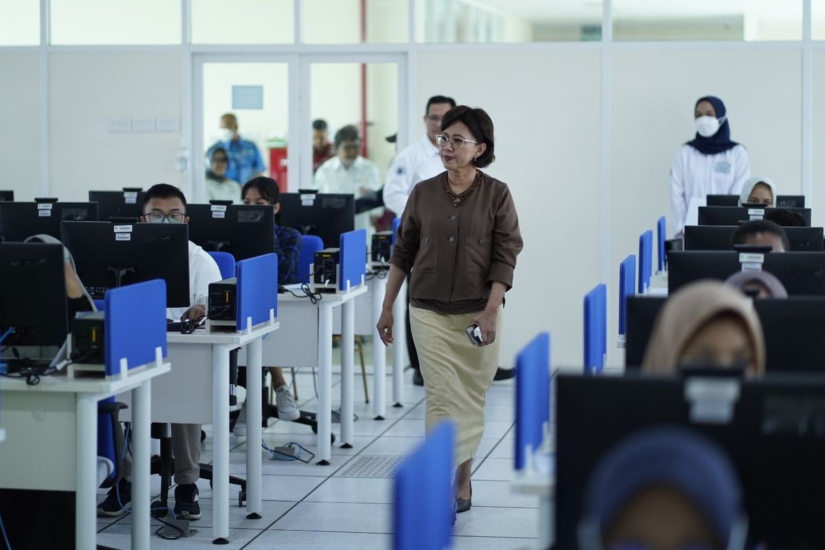 Rektor UGM Prof. Ova Emilia saat meninjau langsung pelaksanaan UTBK 2023 di salah satu ruangan pada hari pertama, Senin (8/5/2023).