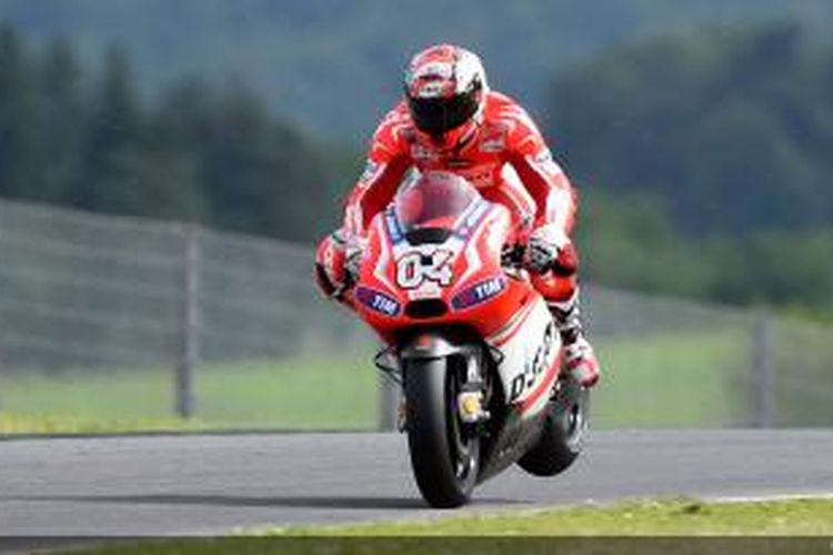 Pebalap Ducati asal Italia, Andrea Dovizioso, melaju di Sirkuit Mugello pada sesi uji coba tertutup, Senin (12/5/2014).