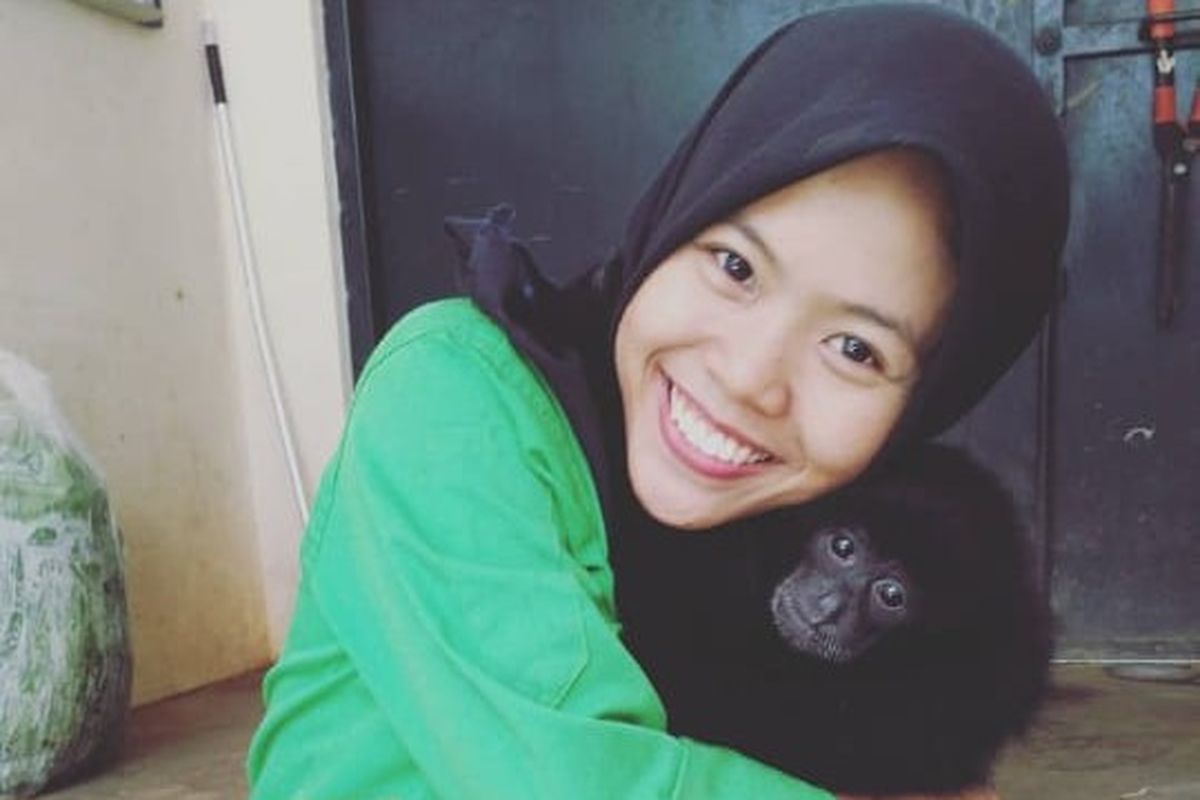 Kedekatan Risky Amalia dan Ciki, Seekor Siamang yang diselamatkan olehnya di Taman Margasatwa Ragunan