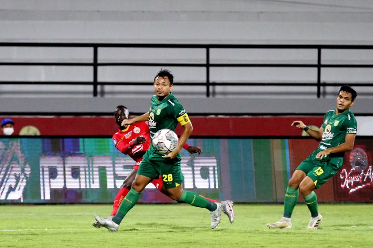 Pemain Persebaya Surabaya Arif Satria (tengah) saat pertandingan pekan 25 Liga 1 2021-2022 melawan Persija Jakarta yang berakhir dengan skor 3-3 di Stadion Kapten I Wayan Dipta Gianyar, Senin (14/2/2022) malam.