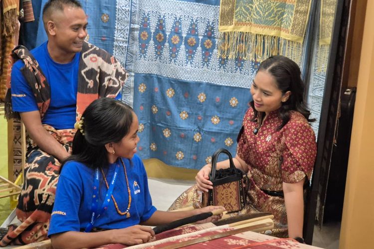 Wakil Menteri Pariwisata dan Ekonomi Kreatif Ni Luh Puspa menyambangi salah satu booth di area Bakti BCA pada gelaran BCA Expoversary 2026, Jumat (6/2/2026).