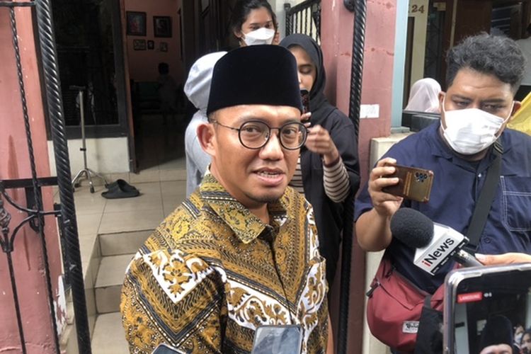 Juru Bicara Prabowo Subianto, Dahnil Anzar Simanjuntak ditemui di rumah duka almahrum Ferry Mursyidan Ramdan Baldan kawasan Kemanggisan, Palmerah, Jakarta Barat, Jumat (2/12/2022). Ferry merupakan mantan Menteri ATR/BPN tahun 2014-2016. 