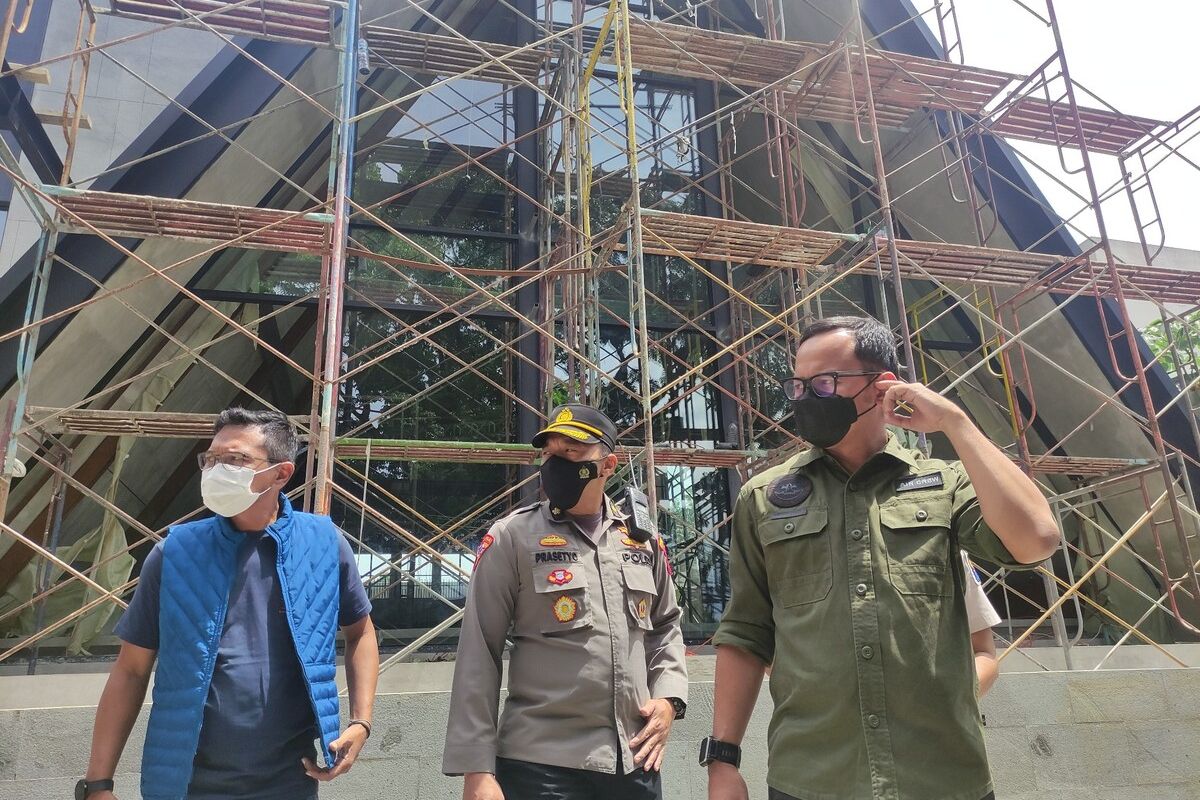 Wali Kota Bogor Bima Arya Sugiarto saat melakukan sidak ke lokasi pembangunan kafe dan resto Holywings di Jalan Raya Pajajaran, Kota Bogor, Minggu (9/1/2022).
