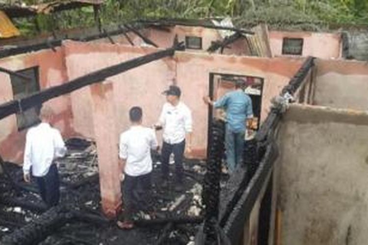 Sekretaris Camat (Sekcam) SP Padang, Agma Yuska melihat rumah yang milik seorang janda yang terbakar.