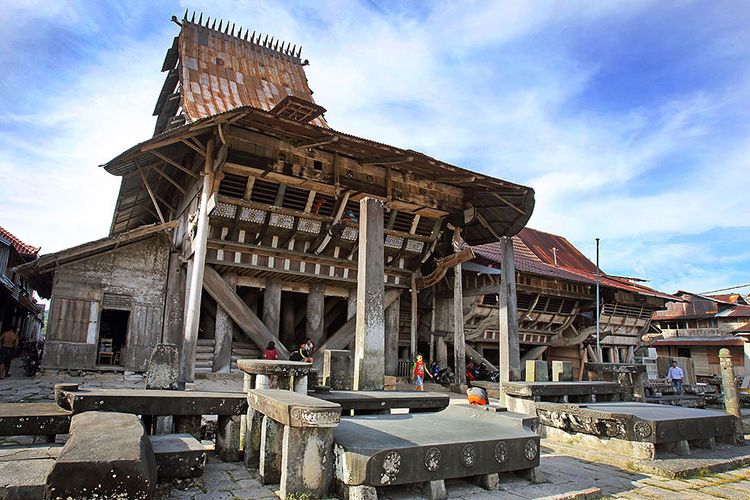 Rumah tradisional terbesar Nias di desa Bawömataluo, Nias Selatan.