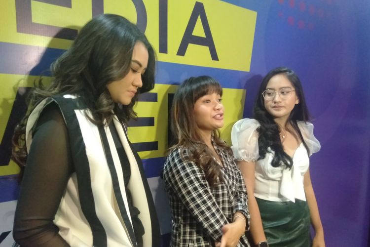 (kiri ke kanan) Aaliyah Massaid, Amel Carla, dan Salshabilla Adriani menjadi pembicara di acara Social Media Week, Rabu (13/11/2019), di Senayan City Jakarta