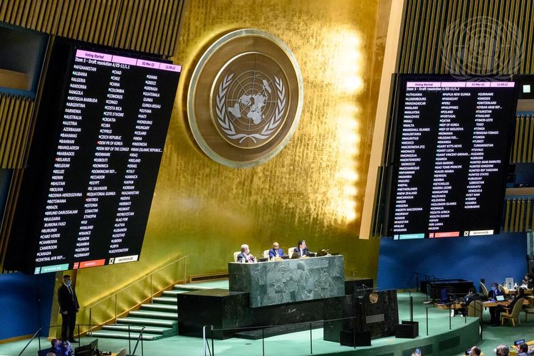 Majelis Umum PBB mengadopsi resolusi pada Rabu (2/3/2022) yang menuntut agar Rusia segera mengakhiri operasi militernya di Ukraina. Sebanyak 141 negara memberikan suara mendukung resolusi tersebut, yang menegaskan kembali kedaulatan, kemerdekaan, dan integritas wilayah Ukraina.