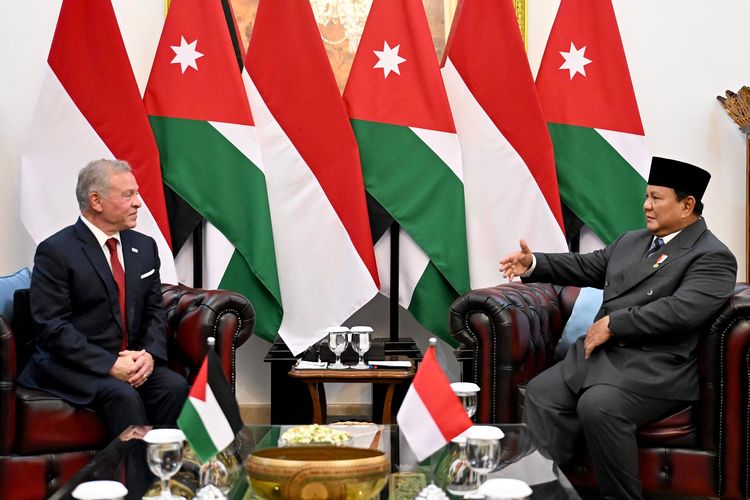 Presiden Prabowo Subianto berbincang dengan Raja Kerajaan Yordania Abdullah II ibn Al Hussein dalam pertemuan tete a tete di Istana Merdeka, Jakarta Pusat, Jumat (14/11/2025). 
