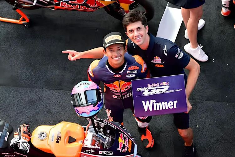 Pembalap muda Indonesia Veda Ega Pratama meraih kemenangan pertamanya di Red Bull Rookies Cup. Kemenangannya ini terjadi setelah dirinya meraih posisi pertama pada seri keempat balapan pertama di Sirkuit Mugello, Italia, Sabtu (21/6/2025).