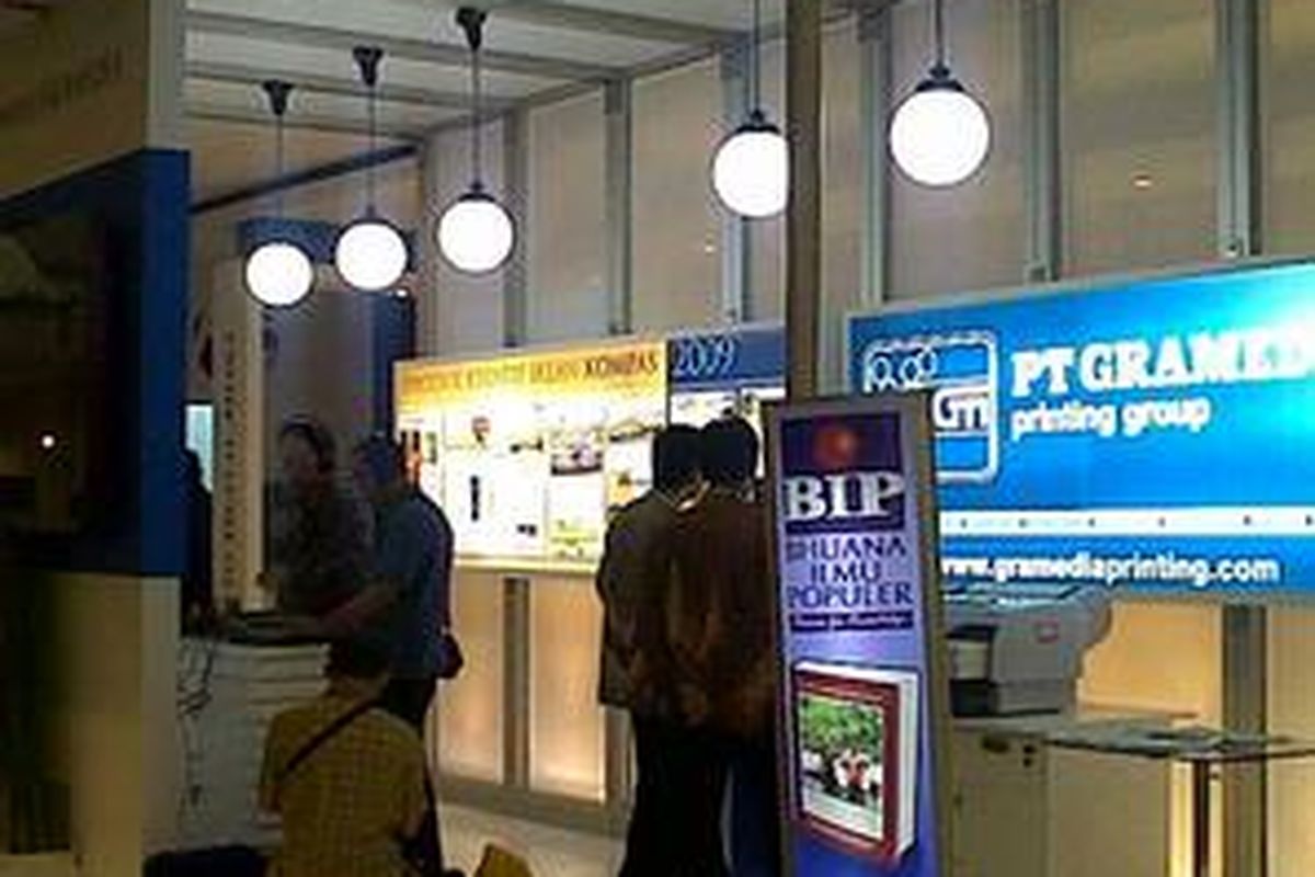 Stand Kompas Gramedia Group bersiap ikut serta dalam Pekan Produk Kreatif Indonesia 2009, di Jakarta Convention Center (JCC), Jakarta. Pameran yang diikuti sekitar 30 industri kreatif percetakan dan penerbitan ini, akan dibuka langsung oleh Presiden Susilo Bambang Yudhoyono, Jumat (26/6) pagi ini. Sedianya, Presiden juga akan meninjau langsung stand Kompas Gramedia Group.