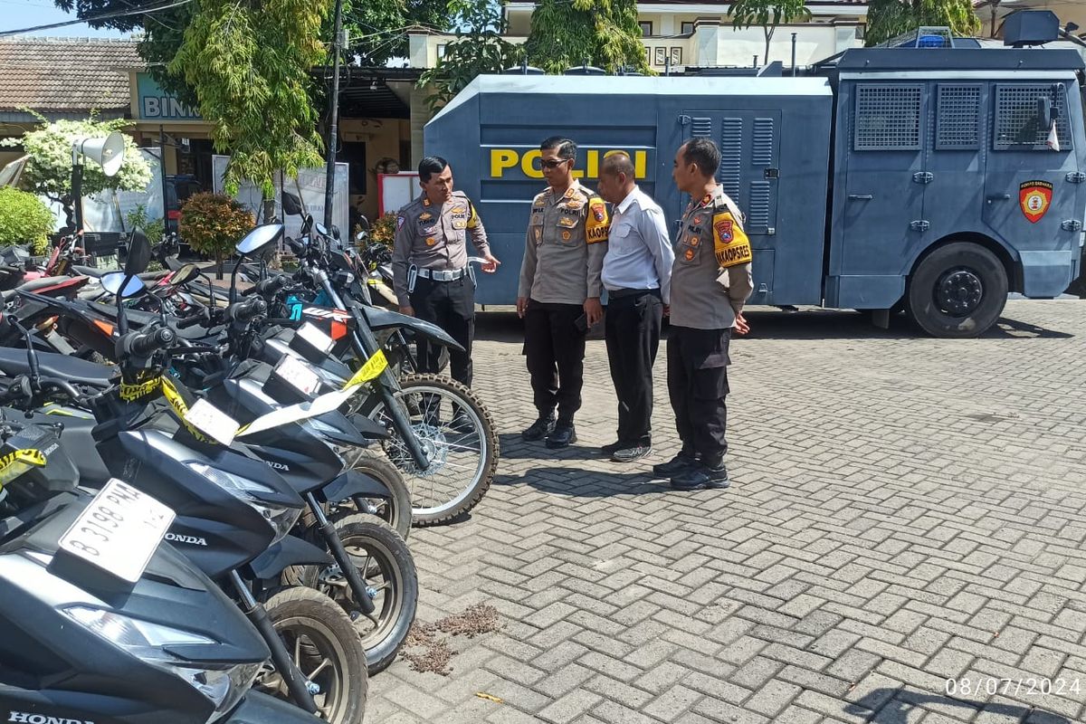 Kapolres Situbondo AKBP Dwi Sumrahadi Rakhmanto ketika melihat 9 motor yang diamankan pada Senin (8/7/2024), karena diragukan legalitas surat-suratnya.