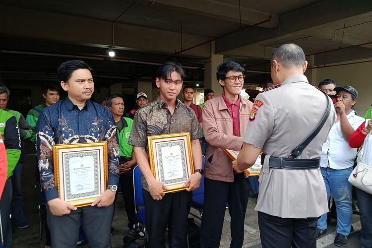 Biasa Patungan Beli Alat Benahi Jalan dan Halte, GenBurgeract Kini Dapat Dukungan Polisi