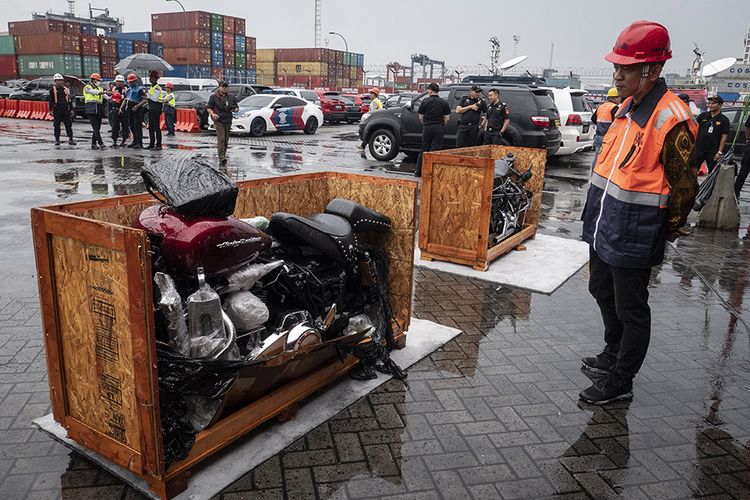 Petugas mengamati salah satu motor sitaan saat rilis penyelundupan mobil dan motor mewah di Terminal Peti Kemas Tanjung Priok, Jakarta, Selasa (17/12/2019). Sepanjang tahun 2016 hingga 2019 sebanyak 19 unit mobil mewah dan 35 unit motor (rangka dan mesin motor) mewah berbagai merek telah diamankan oleh Bea Cukai Tanjung Priok dengan perkiraan total nilai barang mencapai kurang lebih Rp 21 miliar dan potensi kerugian negara mencapai kurang lebih Rp 48 miliar.