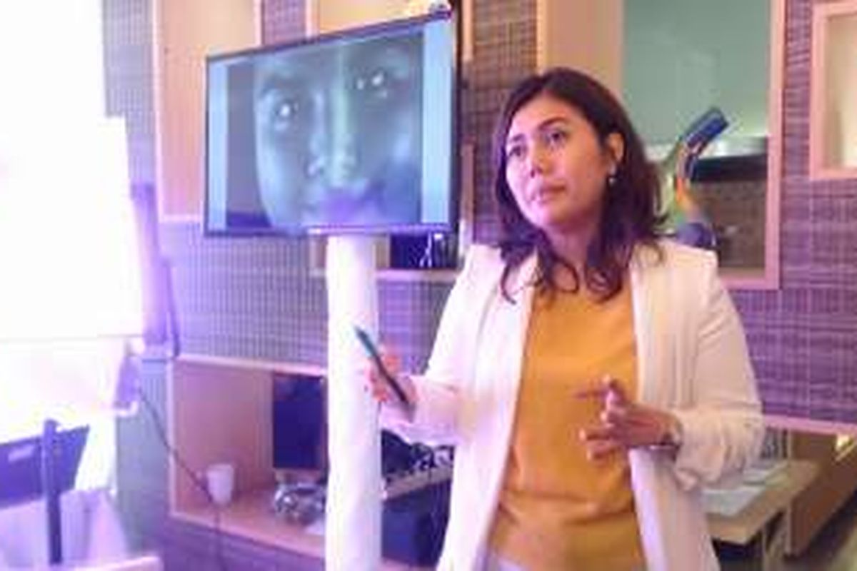 Dokter Gloria Novelita Sp.KK menjelaskan kulit wajah yang terpapar sinar UV di acara jumpa pers Garnier Light Complete Super Essence