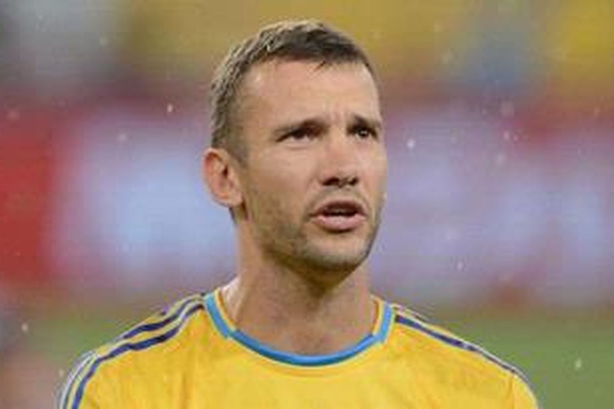 Bomber Ukraina Andriy Shevchenko menyanyikan lagu kebangsaan negaranya jelang partai melawan Perancis di Stadion Donbass Arena, Donetsk, Ukraina, Jumat (15/6/2012). 