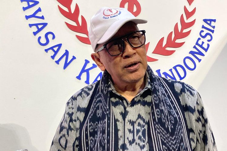 Ketua Umum Yayasan Kanker Indonesia (YKI), Prof. DR. dr. Aru Wisaksono Sudoyo, Sp.PD-KHOM, FINASIM, FACP, dalam pembukaan pameran seni ?Understanding Cancer through Art? yang diselenggarakan oleh MSD Indonesia dan YKI, dalam merayakan Hari Kanker Sedunia 2026, di Jakarta Selatan, Rabu (4/2/2026).