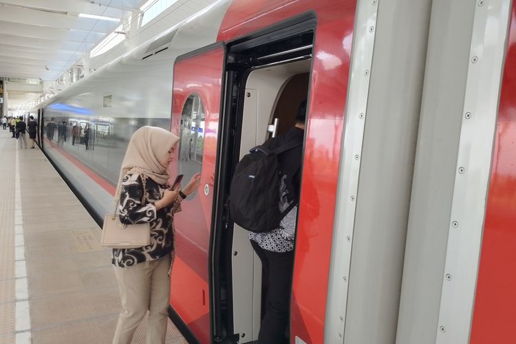 Warga Bandung Ikut Uji Coba KCJB di Stasiun Tegalluar, Kabupaten Bandung, Minggu (17/9/2023).
