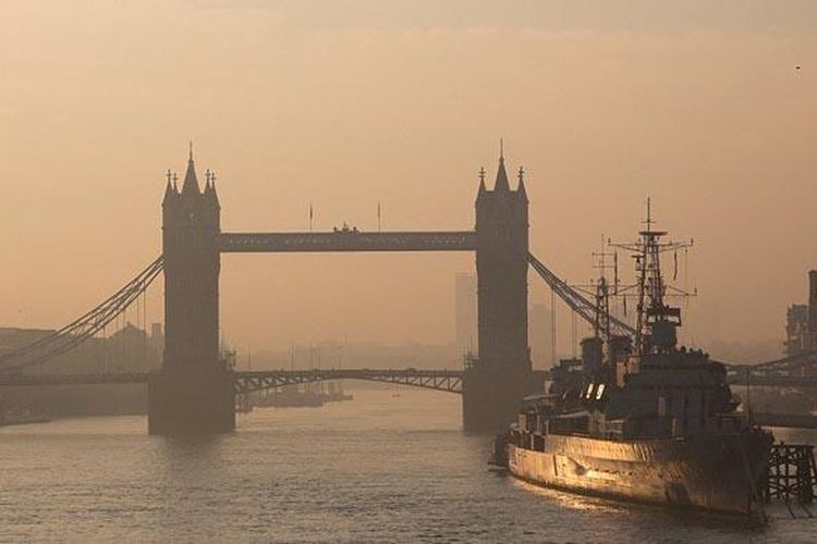 Polusi menyerupai kabut di pagi hari di Tower Bridge dan River Thames di London. 
