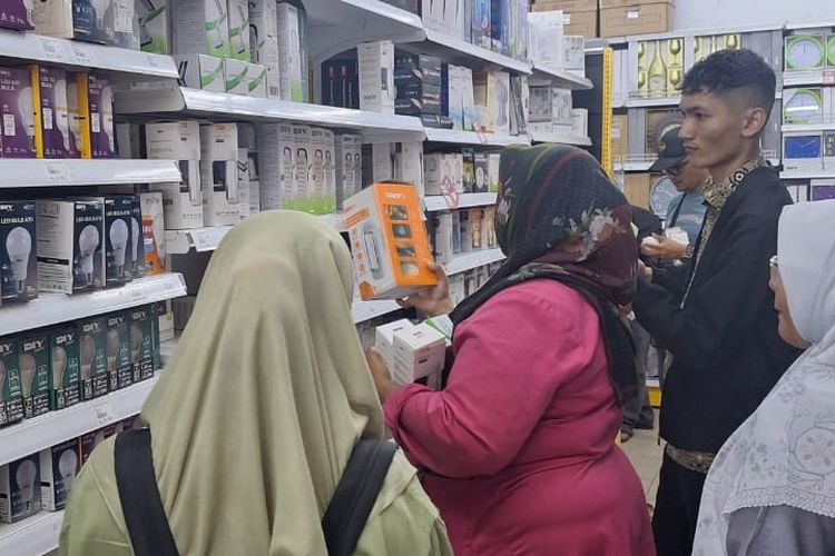 Warga berburu lampu darurat di salah satu toko elektronik di Banda Aceh, Rabu (1/10/2025). Listrik di sejumlah wilayah di Provinsi Aceh padam sejak 29 September hingga 1 Oktober 2025. 