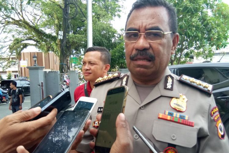 Kepolisian Daerah Maluku merilis hasil penangkapan terhadap 57 kilogram merkuri dan sejumlah alat pengolahan di depan Kantor Polda Maluku, Kamis (19/4/2018).