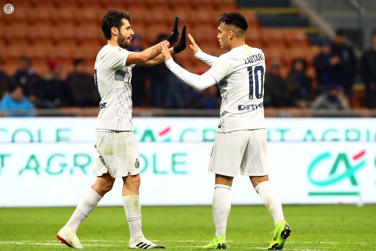 Lautaro Martinez dan Antonio Candreva tengah merayakan gol pada pertandingan Inter Milan vs Benevento di Stadion Giuseppe Meazza dalam babak 16 besar Coppa Italia, 13 Januari 2019. 