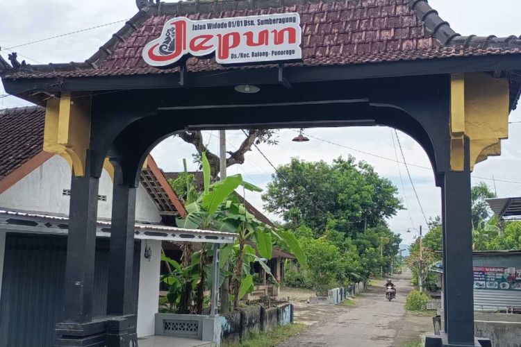 Lingkungan Desa Balong, Kecamatan Balong, Kabupaten Ponorogo, alamat yang tertera di foto copy ktp maupun passport atas nama Dewi Astutik yang menjadi buron BNN terkait penyelundupan sabu sabu seberat 2 ton. Warga desa setempat kenal dengan foto yang beredar di pemberitaan, tapi namanya bukan Dewi Astutik.