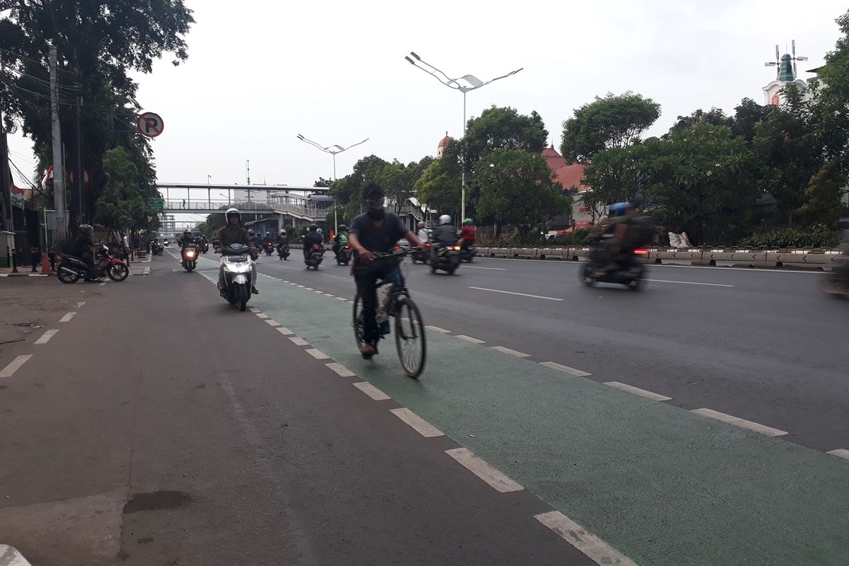 Tampak sejumlah pesepeda motor melawan arus di jalur sepeda Jalan Matraman Raya, Jakarta Timur, Kamis (28/11/2019).