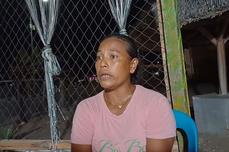Seorang warga bernama Oktoviana Akoit (43) saat ditemui di kediamannya, Jalan Oecussi - Wini, Humusu C, Insana Utara, Timor Tengah Utara, Nusa Tenggara Timur, Kamis (16/11/2023).