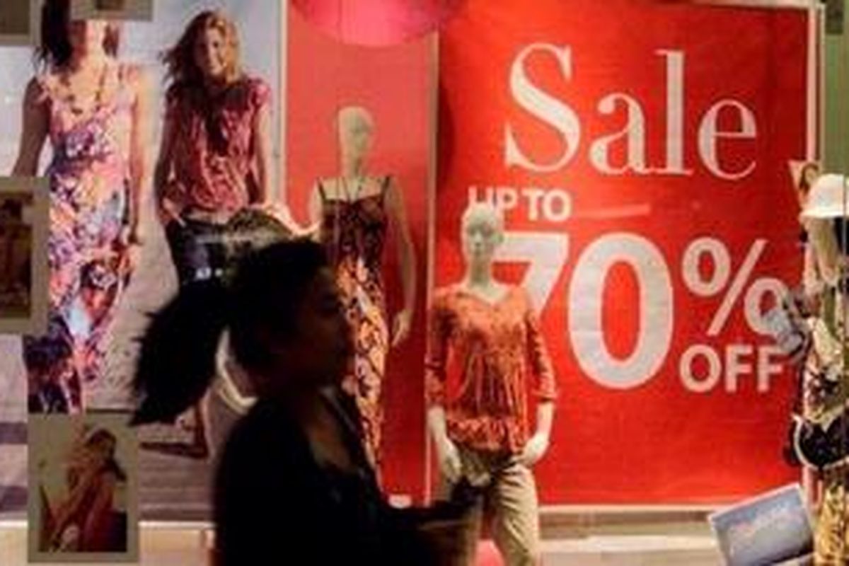 Pusat perbelanjaan Senayan City, Jakarta, menggelar program &39;Midnight Shopping&39; dalam memeriahkan ulang tahun Jakarta yang ke-484, Jumat (24/6/2011). Sebanyak 265 gerai turut berpartisipasi dalam program diskon hingga 70 persen tersebut. Kegiatan ini berlangsung hingga 26 Juni 2011. KOMPAS IMAGES/BANAR FIL ARDHI