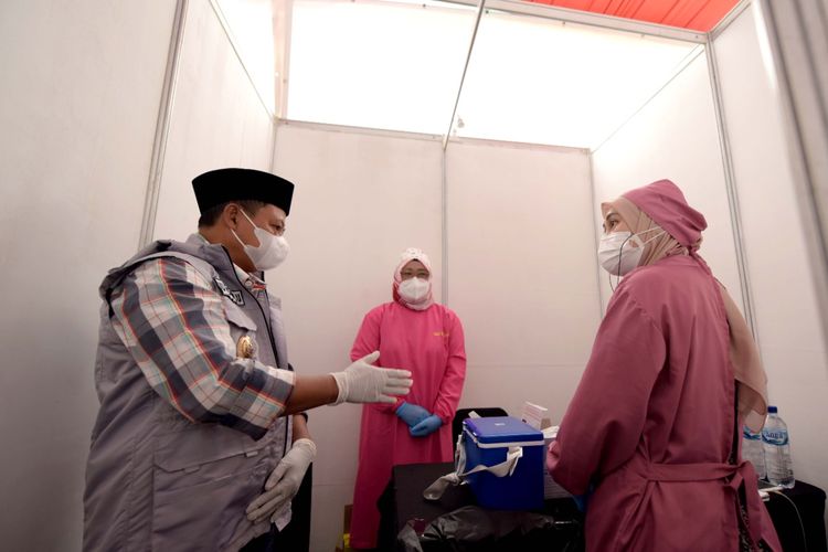 Wakil Gubernur (Wagub) Jawa Barat (Jabar) Uu Ruzhanul Ulum saat meninjau sentra vaksinasi BPBD Jabar di Kabupaten Karawang dan Kabupaten Bekasi, Selasa (27/7/2021).