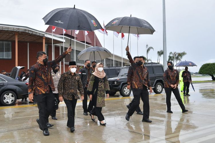 Wakil Presiden Ma'ruf Amin berjalan menuju pesawat di Pangkalan Udara Halim Perdanakusuma sebelum berangkat melaksanakan kunjungan kerja ke Semarang, Kamis (17/11/2022).