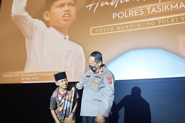Arul Miftahul Huda (13) mengaku gemetar saat dipeluk Kepala Polda Jawa Barat Irjen Pol Suntana di Bisokop XXI Transmart Tasikmalaya, Jawa Barat, Jumat (20/5/2022).