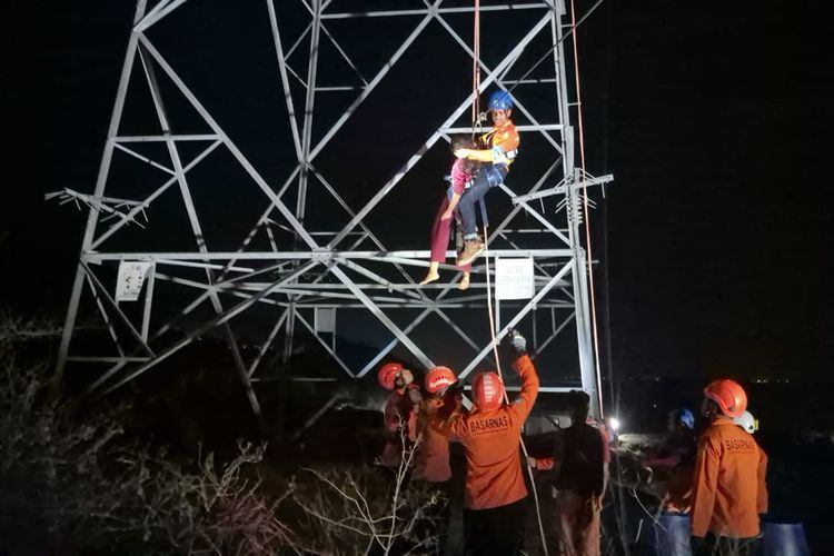 Aksi Dramatis Tim SAR Selamatkan Remaja Perempuan yang Nekat Panjat Tower PLN Silae Palu