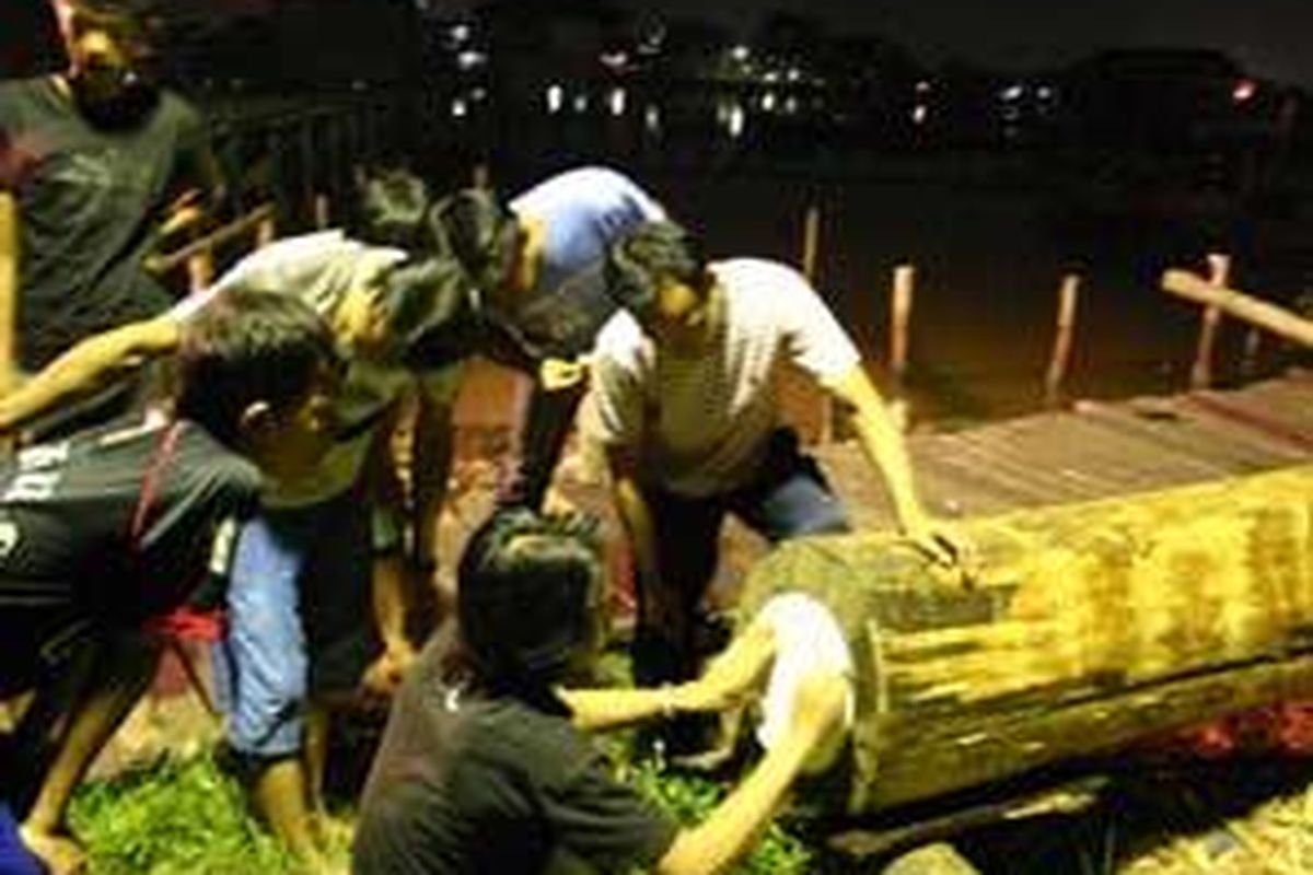 Warga Gang Kabul, Kelurahan Banjar Serasan, Pontianak, Kalimantan Barat, Minggu malam (30/8), tengah membuat meriam karbit. Membunyikan meriam karbit pada malam takbiran merupakan tradisi warga tepian Sungai Kapuas Pontianak yang ada sejak berdirinya Keraton Kadriah Pontianak pada 1771.
