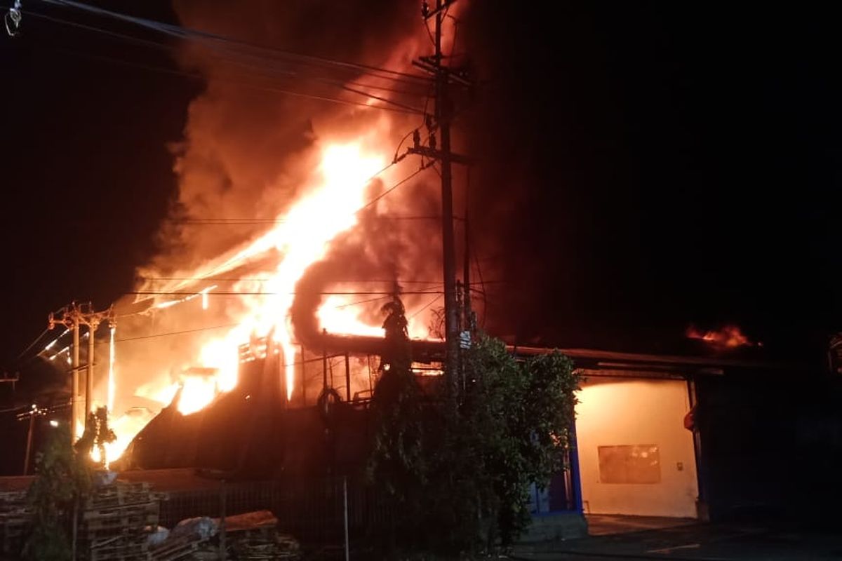 Api yang membakar gudang limbah di Sidoarjo, sejak malam hingga siang, Jumat (7/6/2024).