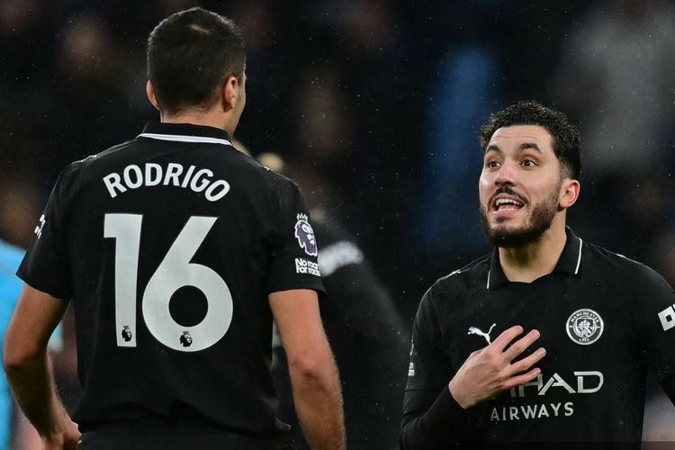 Rayan Cherki (kanan) merayakan gol pertama timnya dalam pertandingan sepak bola Liga Inggris antara Tottenham Hotspur vs Manchester City di Stadion Tottenham Hotspur di London, pada 1 Februari 2026. (Foto oleh Ben STANSALL / AFP) 