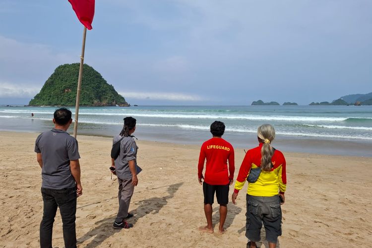 Abaikan Tanda Larangan, Pelajar Terseret Ombak di Pulau Merah Banyuwangi