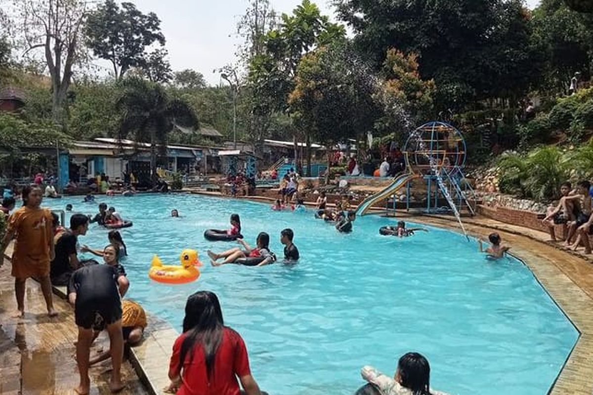 Lembah Mbencirang merupakan wisata alam di Mojokerto, Jawa Timur. 