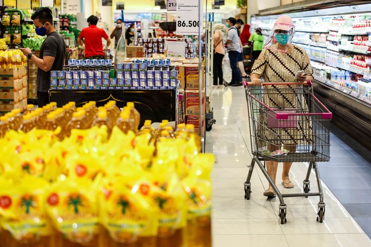 Pembeli menggunakan masker saat belanja kebutuhan pokok di supermarket AEON Mal Serpong, Tangerang, Banten, Selasa (26/5/2020). Pemerintah Indonesia bersiap menerapkan tatanan baru (new normal) dalam waktu dekat. Salah satunya dengan mulai membuka pusat perbelanjaan secara bertahap di bulan Juni mendatang.