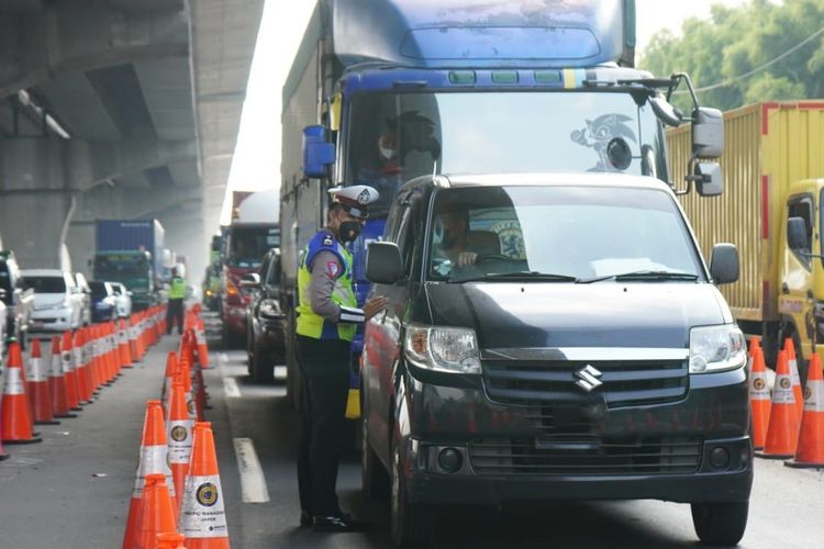 Kendaraan yang melintasi penyekatan di jalan tol saat larangan mudik Lebaran 2021