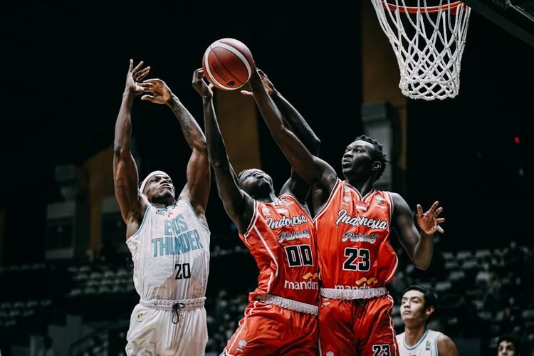 Pertandingan bola basket antara Indonesia Patriots (Merah) dengan Evos Thunder Bogor dalam lanjutan IBL 2020 di Hall Basket Senayan, Jakarta Pusat, Selasa (18/1/2022). 