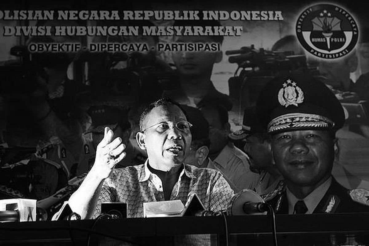 Kepala Divisi Humas Polri Irjen Saud Usman Nasution memberikan keterangan pers terkait insiden Bima di Mabes Polri, Jakarta, Minggu (25/12). 