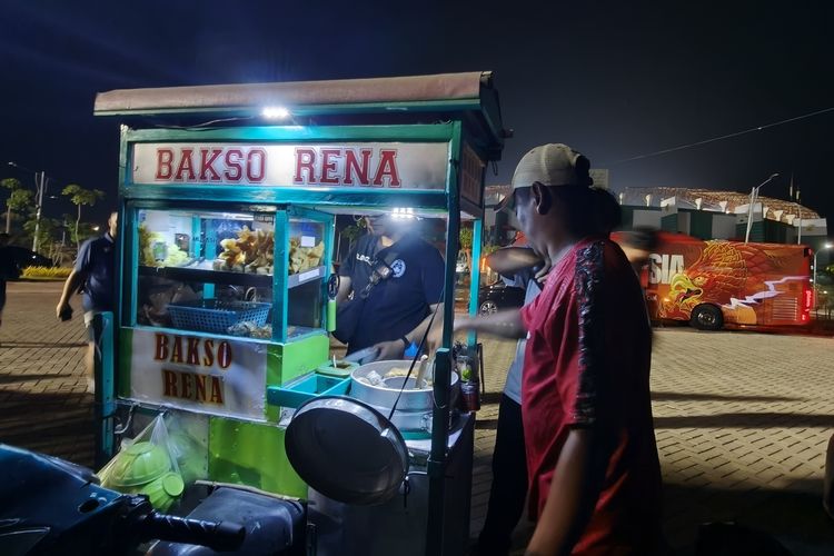 Bakso Rena, dagangan Lutfidianto salah satu penjual yang biasa berjualan di sekitar Stadion Gelora Bung Tomo Surabaya, Jawa Timur.