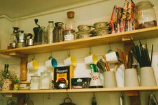Bikin Kotor dan Membahayakan, 4 Benda Ini Jangan Ditaruh di Rak Dapur