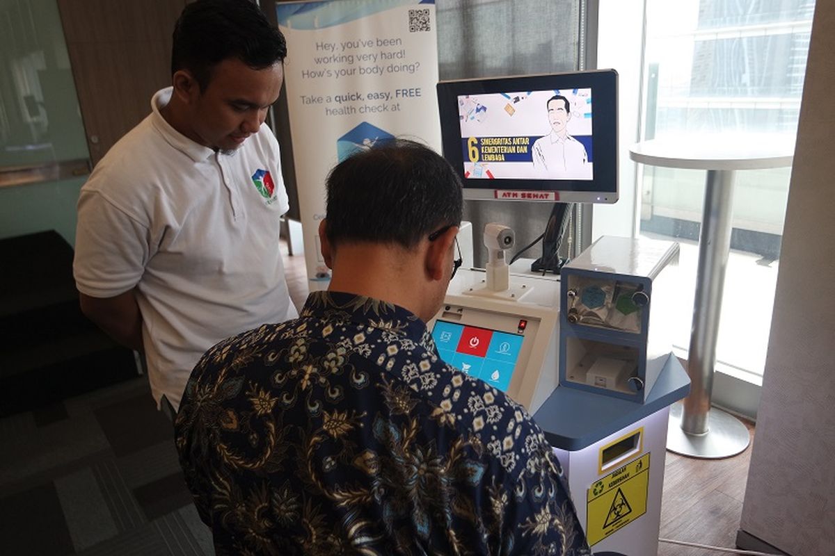 Demo penggunaan ATM Sehat pada kick-off Identik 2020 di Cyber 2 Tower, Kuningan